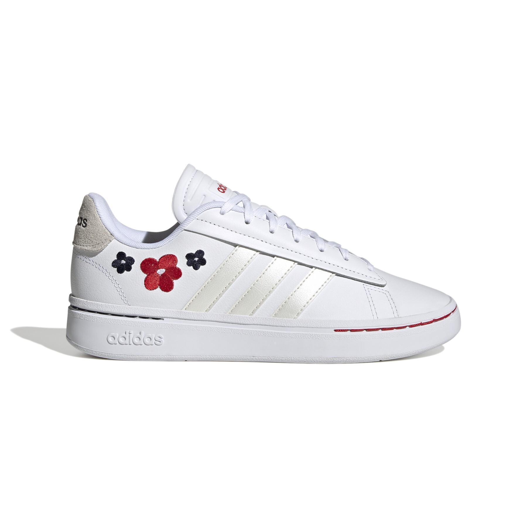 https://media.direct-volley.fr/catalog/product/cache/image/1800x/9df78eab33525d08d6e5fb8d27136e95/a/d/adidas_hq6599_1_footwear_photography_side_lateral_center_view_white_000.jpg